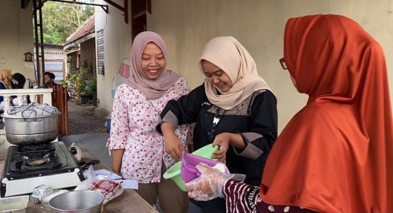 INOVASI: Mahasiswa UNY mengolah kunyit menjadi brownies. (Dok UNY)