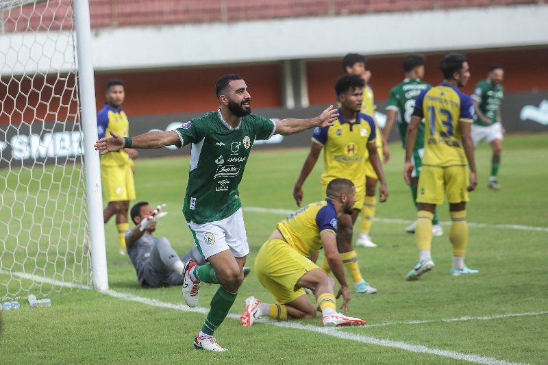 TOP: Jihad Ayoub melakukan selebrasi usai mencetak gol ke gawang Barito Putera di Stadion Maguwoharjo Minggu (26/11). (Elang Kharisma Dewangga/Radar Jogja)