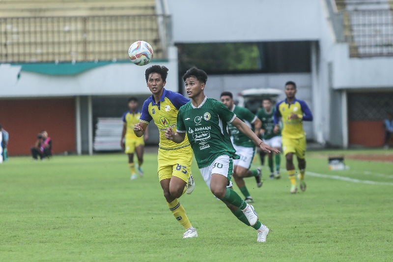 LEPAS: Pemain PSS Sleman Hokky Caraka dikawal pemain Barito Putera dalam BRI Liga 1 2023/2024, Minggu (26/11), di Stadion Maguwoharjo, Sleman. (Elang Kharisma Dewangga/Radar Jogja)