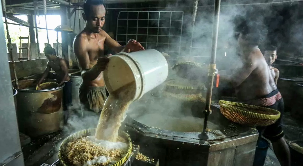 CERMAT: Proses produksi makanan berbahan kedelai di Jogjakarta. (Dok Elang Kharisma Dewangga)