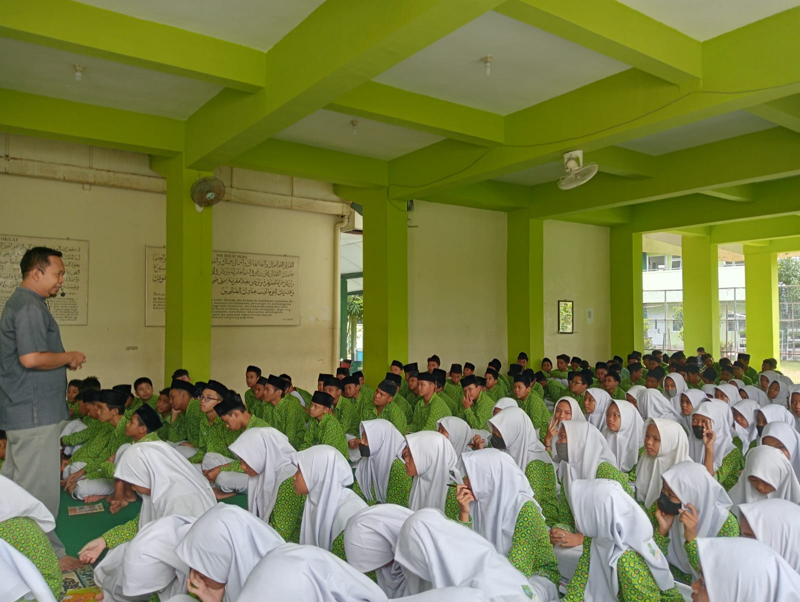 HORMAT: Siswa MTsN 1 Sleman mengikuti kegiatan menulis surat untuk orang tua. (Dok MTsN 1 Sleman)