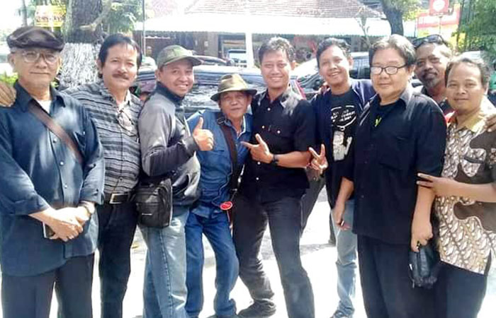 SUKA USIL: Mail Sukribo (tengah berbaju hitam) menggelitiki Jitet Kustana maestro kartunis dunia saat sedang berfoto bersama. Di sebelah kirinya Herpri Kartun, ilustrator Radar Jogja