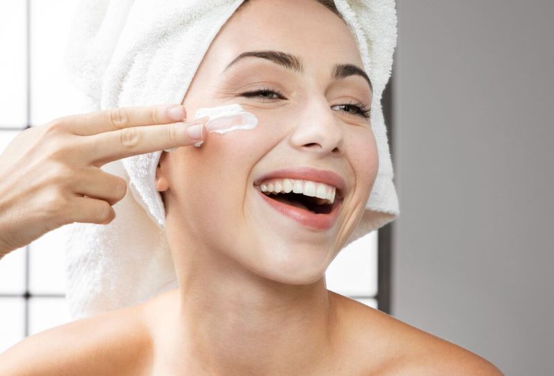 Ilustrasi perempuan memakai skincare. (Herwolrd Indonesia)