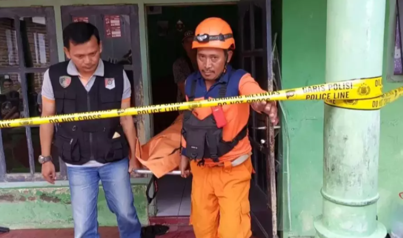 Evakuasi jemazah seorang perempuan diduga korban pembunuhan sadis di Desa Cangkoak, Dukupuntang, Kabupaten Cirebon, Jabar,  Minggu (26/11/2023). (Beritasatu.com/Candra Kurnia)