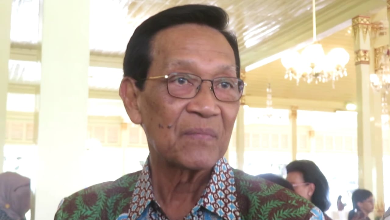 NAIK: Gubernur Daerah Istimewa Yogyakarta Hamengku Buwono X di kompleks Kepatihan Jogja Senin (27/11). (Dwi Agus/Radar Jogja)
