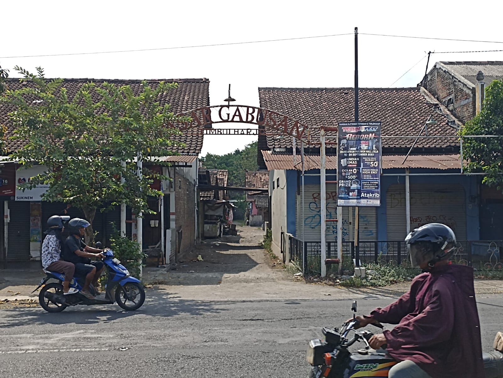 MASUK: Pengendara melintas di depan gapura gang kawasan tanah kas desa (TKD) di sisi utara Pasar Seni dan Wisata Gabusan, Kalurahan Timbulharjo, Sewon, Bantul. (Gregorius Bramantyo/Radar Jogja)