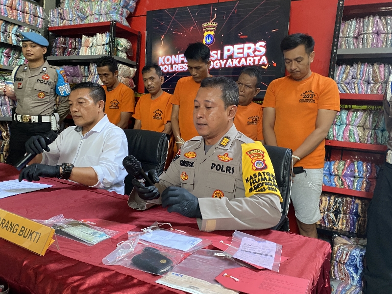 UNGKAP: Kasatreskrim Polresta Jogjakarta AKP Probo Satriya dalam jumpa pers kasus pencurian dengan pemberatan atau penipuan di Polresta Jogjakarta Minggu (26/11). (Istimewa)