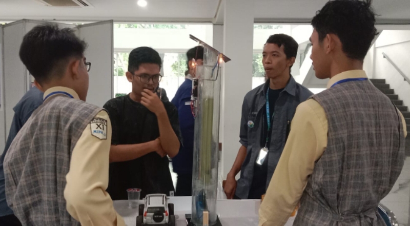 INOVASI: Siswa MAN 2 Kebumen menerangkan fungsi alat yang diciptakan saat mengikuti lomba di Institut Teknologi Bandung (ITB). (Istimewa)
