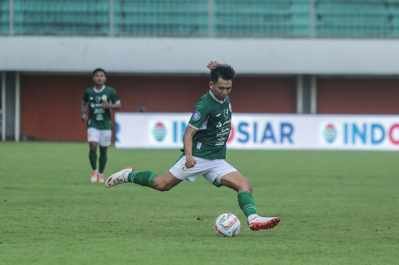 TENDANG: Pemain PSS Sleman saat menghadapi Barito Putera di Stadion Maguwoharjo. (Elang Kharisma Dewangga/Radar Jogja)