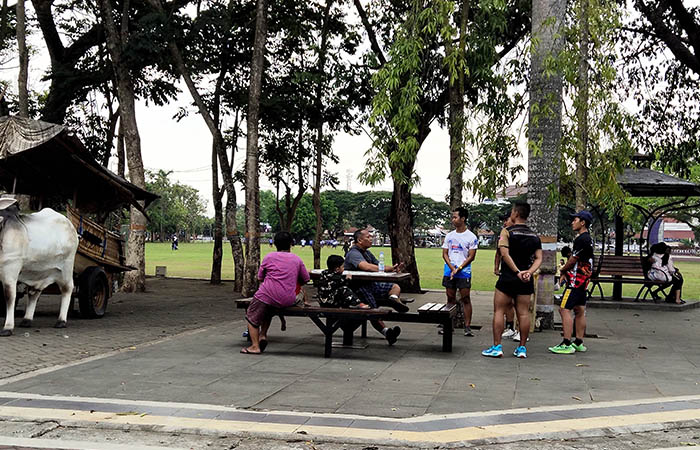 BERSANTAI: Suasana kawasan Alun-Alun Purworejo saat sore hari, banyak dikunjungi masyarakat untuk bersantai, Senin (27/11).