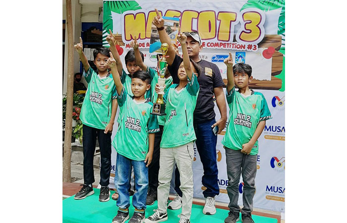 PRESTASI: Tim Sepakbola MIN 2 Sleman berhasil menjadi juara 1 kejuaran futsal yang diikuti oleh SD/MI se-Kabupaten Sleman.&nbsp;