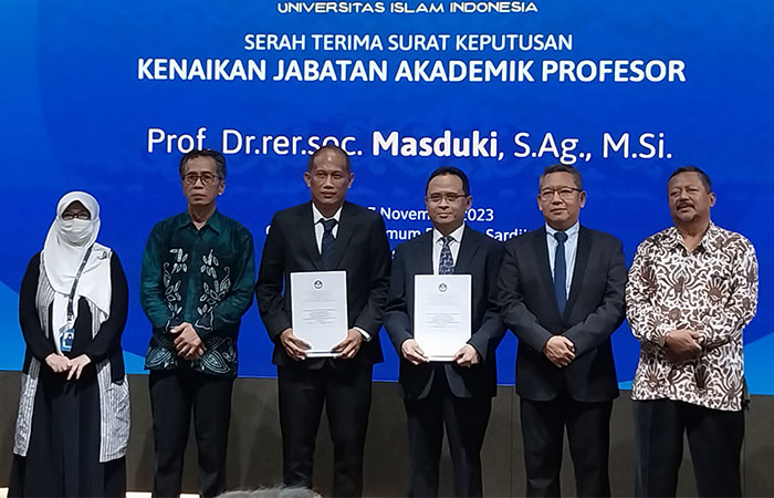 RESMI: Penyerahan SK Kemendikbudristek jabatan akademik tertinggi profesor di UII kemarin (27/11).