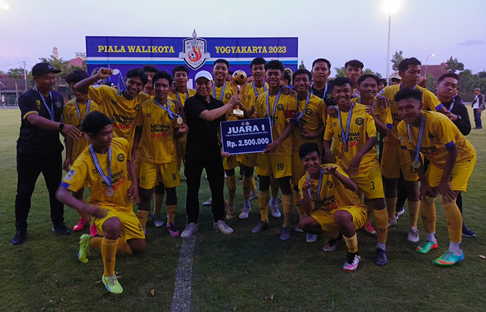 Tim Manggala merayakan gelar Walikota Cup 2023, di Lapangan Karang Kotagede.