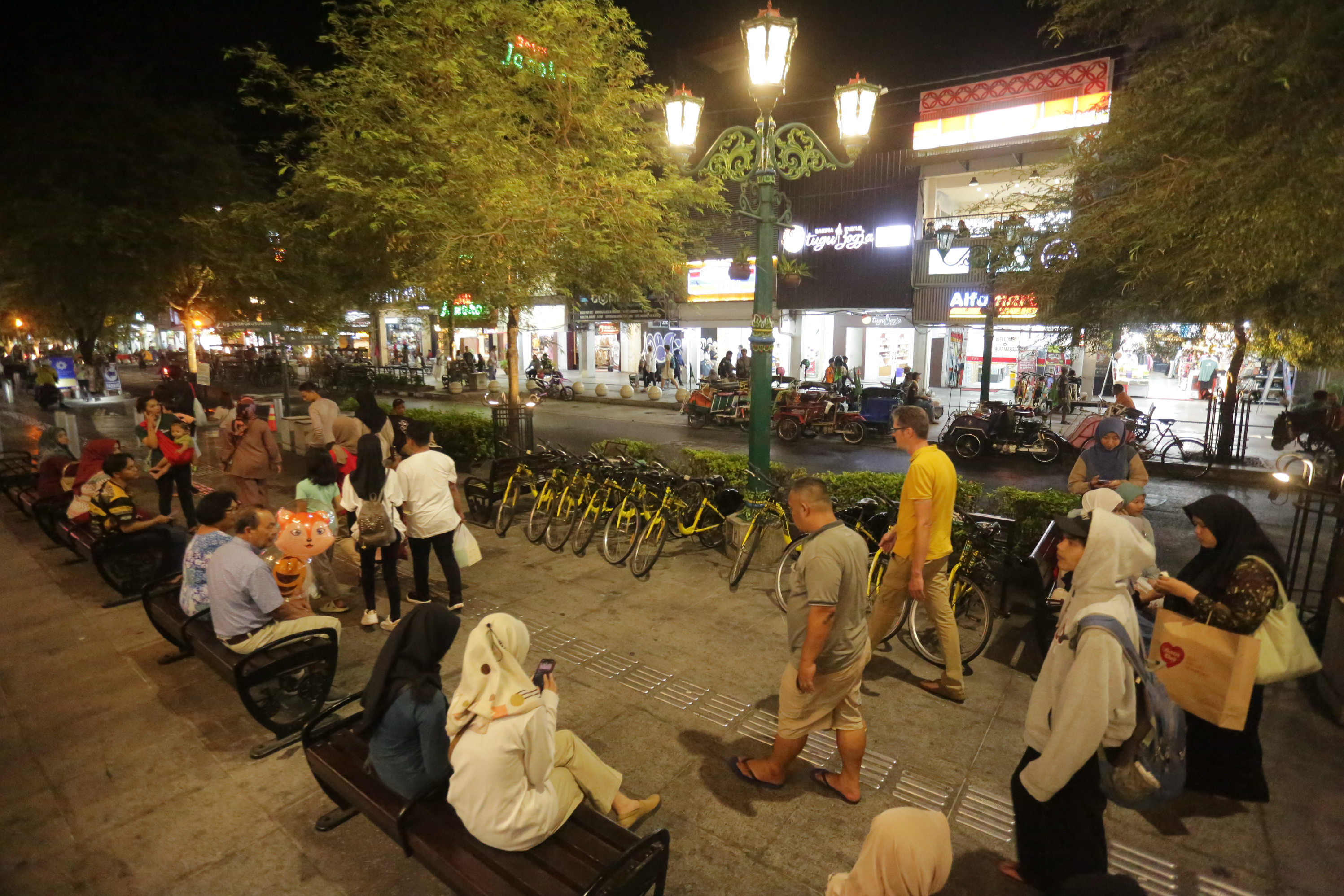 Pengunjung berjalan menyusuri kawasan Malioboro, Jogja saat malam, Senin (2/10). Dalam rangka menyambut hut ke-267 kota Jogja, pemkot mengadakan Malioboro Coffe Night #5.