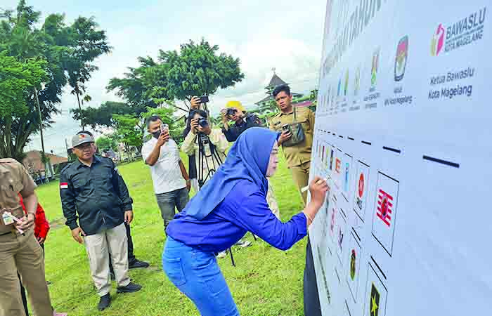 SIMBOLIS: Apel siaga dirangkai dengan penandatanganan deklarasi damai pemilu tahun 2024 oleh Wakil Wali Kota Magelang beserta jajaran pejabat forkopimda dan pimpinan parpol peserta pemilu 2024.