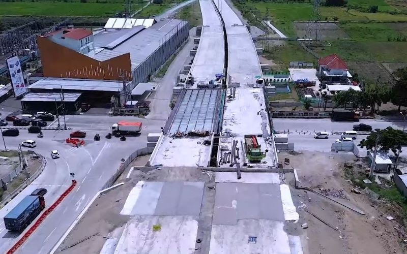 Perkembangan jembatan penghubung jalan tol Jogja-Solo dan Transjawa sudah di cor, siap difungsikan saat Libur Nataru. (Tangkapan Layar YouTube/Rara TV)
