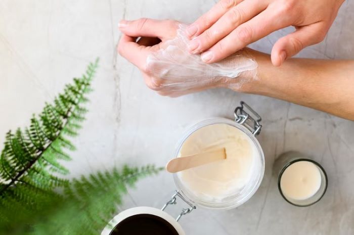 Foto: Ilustrasi seseorang memakai shea butter. Sumber: Karolina Grabowska/Pexels/ANTARA