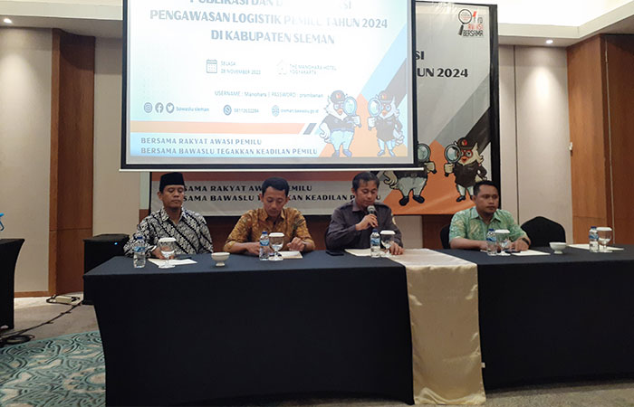 FOKUS: Suasana publikasi dan dokumentasi logistik Pemilu 2024 yang diselenggarakan oleh Bawaslu Sleman Selasa (28/1).IWAN NURWANTO/RADAR JOGJA