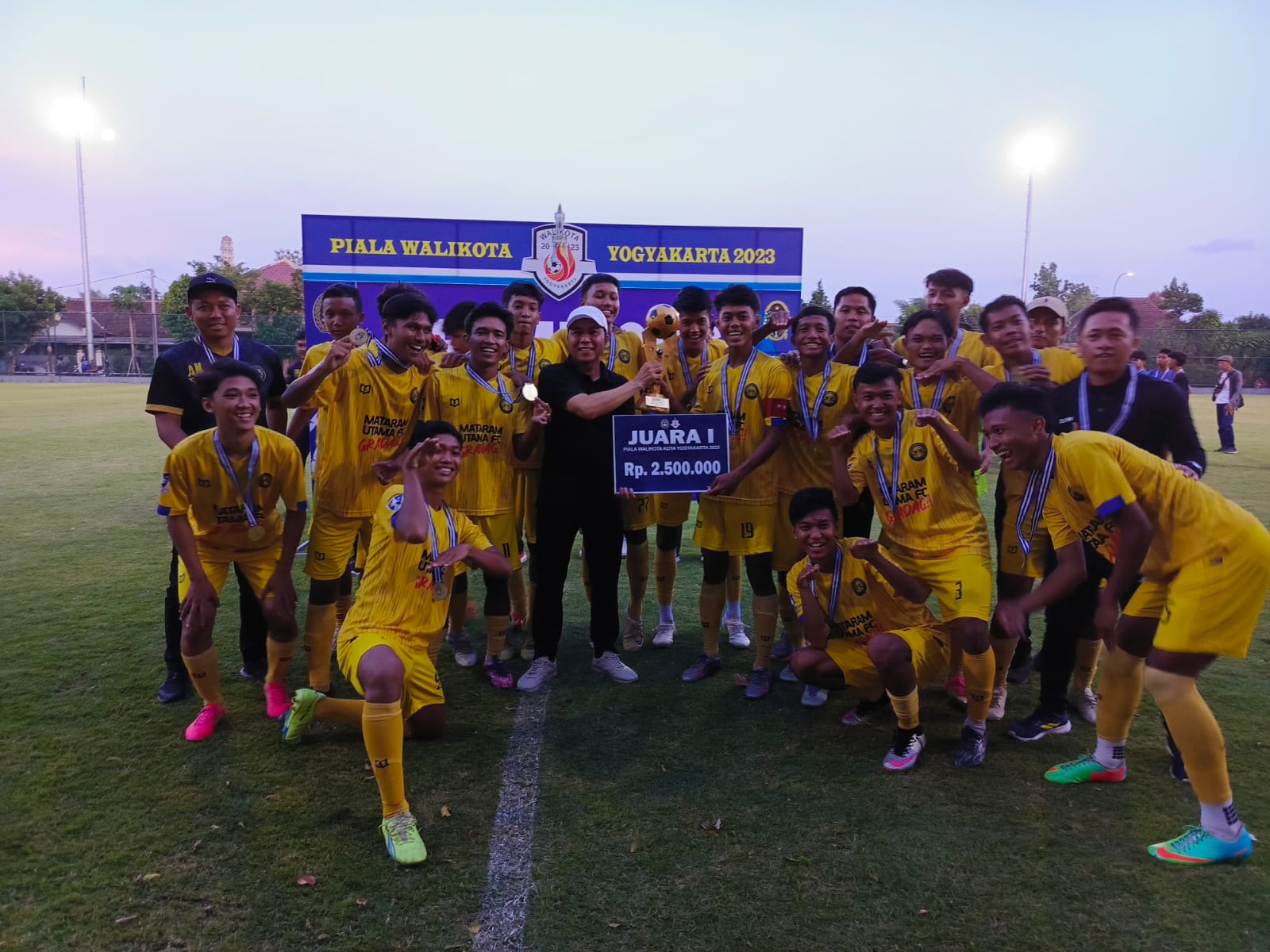 TERBAIK: Tim Manggala merayakan gelar Walikota Cup 2023 di Lapangan Karang Kotagede. (Istimewa)