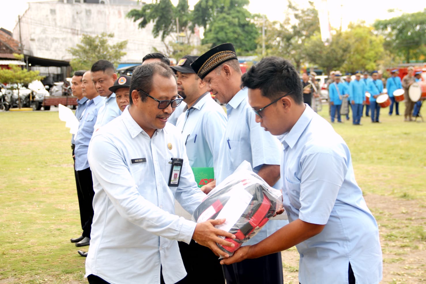 SIAP: Sekda Bantul Agus Budiraharja menyerahkan bantuan kebencanaan dalam apel siaga bencana hidrometeorologi di Lapangan Paseban, Bantul, Selasa (28/11). (Gregorius Bramantyo/Radar Jogja)