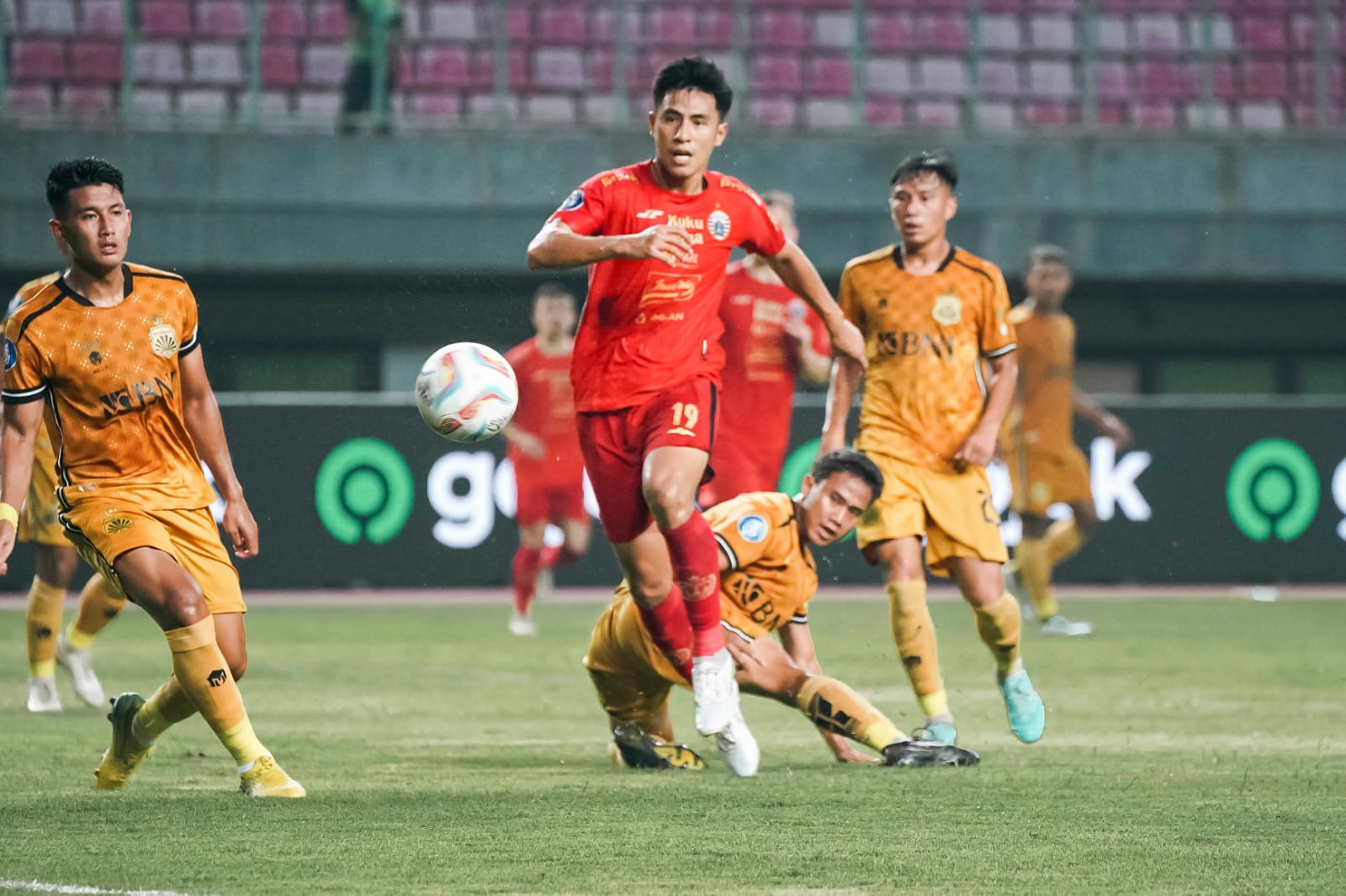 IMBANG: Skuad Macan Kemayoran harus puas berbagi angka, setelah ditahan imbang Bhayangkara dengan skor 2-2. Pada pekan ke-20, di Stadion Patriot Candrabhaga, Bekasi (27/11) malam. (Dok Persija)