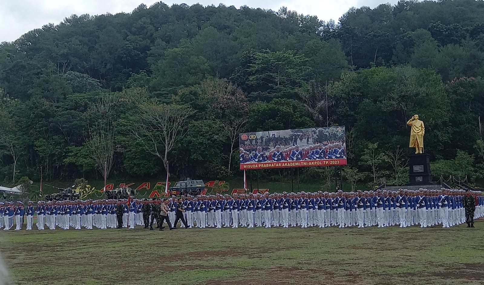 KHIDMAT: Panglima TNI Jenderal Agus Subiyanto dan Kapolri Jenderal Listyo Sigit Prabowo saat wisuda Prajurit Bhayangkara Taruna di Lapangan Sapta Marga Akmil Magelang Selasa (28/11). (Dok Humas Akmil)