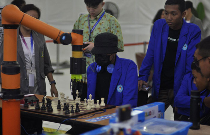 BISA BERMAIN: Mahasiswa UKDW saat bermain catur dengan robot pada pameran robot bertajuk PoboPark yang digelar di Sleman City Hall pada 24-26 November lalu.Dokumentasi UKDW