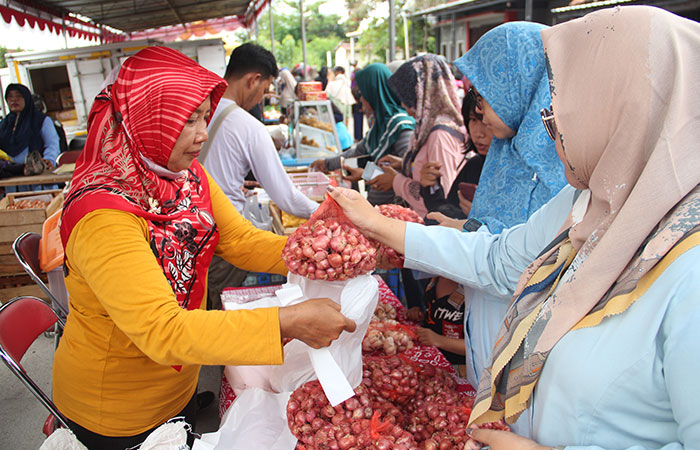 ANTUSIAS: Warga membeli kebutuhan pokok murah dalam kegiatan Gerakan Pangan Murah di Lapangan Dwi Sapta, Kalurahan Ringinharjo, Bantul Selasa (28/11).GREGORIUS BRAMANTYO/RADAR JOGJA&nbsp;