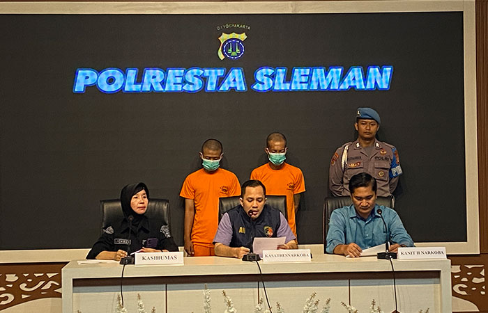 RILIS KASUS: Tersangka penjual narkoba dan pil sapi yang berhasil diringkus oleh Satres Narkoba Polresta Sleman saat dihadirkan di Mapolresta Sleman Selasa (28/11).AGUNG DWI PRAKOSO/RADAR JOGJA&nbsp;