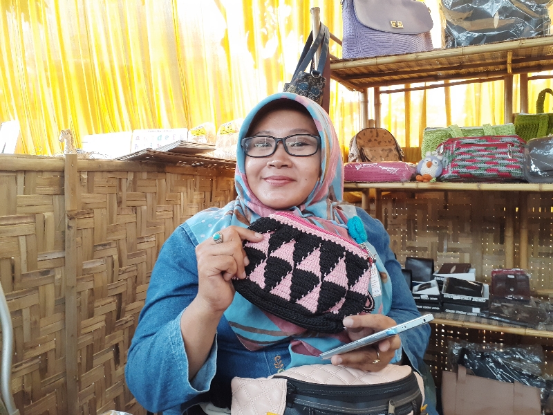 KREATIF: Endang Sundayani saat ditemui dalam kegiatan Pekan Budaya Difabel (PDB) 2023 di Rumah Domes, Prambanan pada Senin (28/11). (IWAN NURWANTO/RADAR JOGJA)