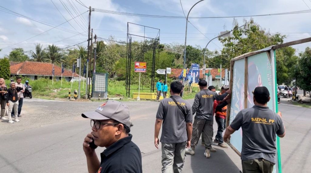 Satpol PP dan Damkar Purworejo bersama Bawaslu Purworejo saat menertibkan reklame tak berizin di wilayah Kabupaten Purworejo beberapa waktu lalu. (istimewa)