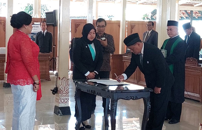 AMANAT - Proses pengganti antar waktu (PAW) dari Suyanto ke Eli untuk sisa masa jabatan 2019-2024, berlangsung di Gedung DPRD Gunungkidul Selasa (28/11).GUNAWAN/RADAR JOGJA