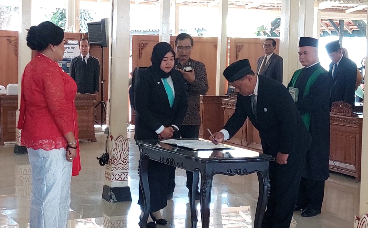 AMANAT - Proses pengganti antar waktu (PAW) dari Suyanto ke Eli untuk sisa masa jabatan 2019-2024, berlangsung di Gedung DPRD Gunungkidul Selasa  (28/11).