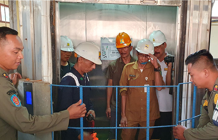 RUSAK PARAH - Perwakilan BBWSO, Bupati Gunungkidul Sunaryanta beserta jajaran usai turun ke sungai bawah tanah sedalam 104 meter di Bribin II, Sindon, Dadapayu,Semanu Selasa (28/11).