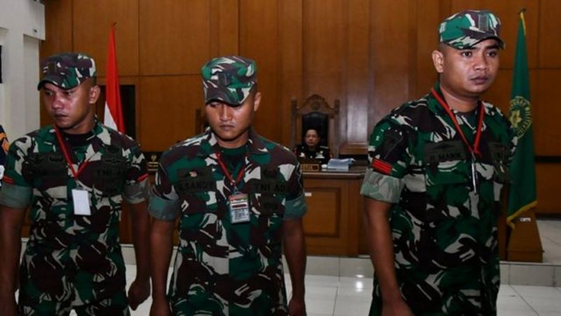 Tiga oknum prajurit TNI yang menjadi terdakwa kasus pembunuhan berencana terhadap Imam Masykur. (bbc.com)