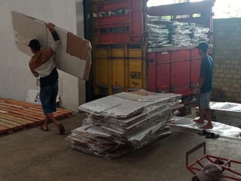 ANGKAT BARANG: KPU Kabupaten Magelang menerima kotak suara untuk kebutuhan pemilu 2024, Rabu (29/11/2023). Saat ini, disimpan di gudang yang berada di Tamanagung, Muntilan. Dok: KPU Kabupaten Magelang