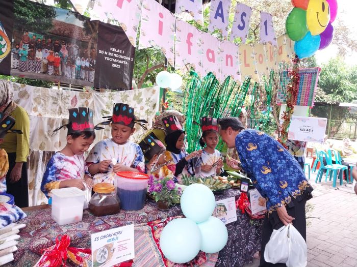 Gelar karya market day siswa SDN Mendungan 2 Jogja, Rabu (29/11/2023) / Wulan Yanuarwati - Radar Jogja  Proses pembuatan carang gesing / Wulan Yanuarwati