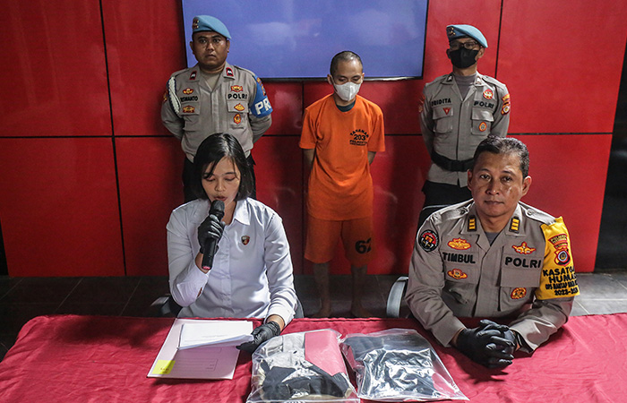 Pelaku pencabulan wisatawan dihadirkan saat rilis kasus di Mapolresta Jogja, Rabu (29/11). ELANG KGHARISMA DEWANGGA/RADAR JOGJA