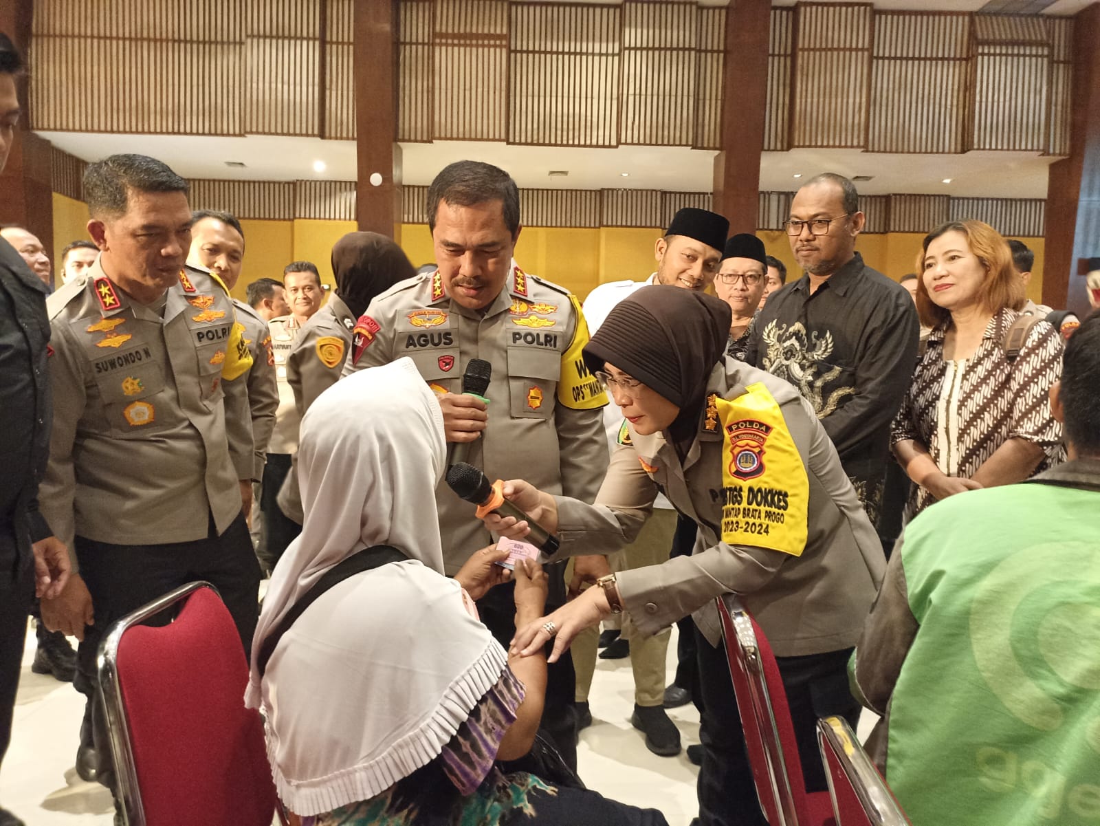 MANFAAT: Wakapolri Komjen Pol Agus Andrianto meninjau Bakti Sosial dan Kesehatan Polri di Gedung Serbaguna ISI Yogyakarta, Bantul, Rabu (29/11). (Gregorius Bramantyo/Radar Jogja)