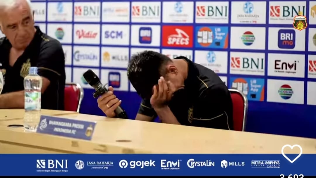 SIAP: Osvaldo Haay terlihat mengusap mata dalam konferensi pers psca pertandingan. (Tangkapan Layar Video IG bhayangkarafc)