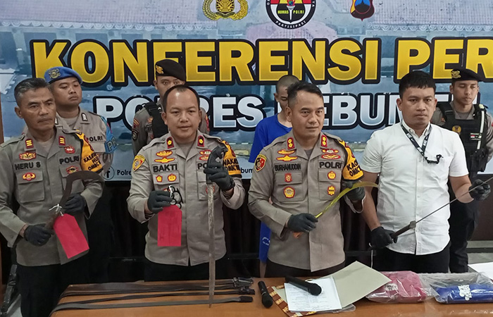 DICOKOK: Kapolres Kebumen AKBP Burhanuddin saat menunjukkan menunjukkan barang bukti berupa senjata tajam yang digunakan untuk aksi tawuran Rabu (29/11).M Hafied/RADAR&nbsp;KEBUMEN