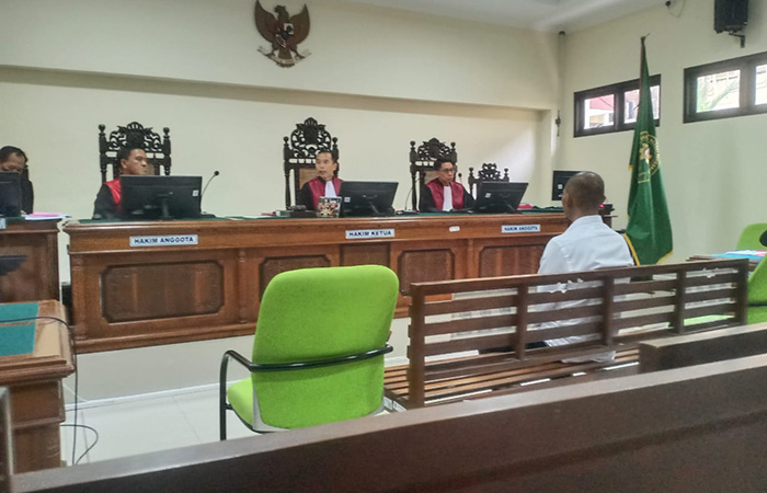 FOKUS: Terdakwa Alfonsus Eko Suhartanto, warga Desa Kemadu Lor, Kutoarjo saat menjalani sidang perkara atas kasus tindak pidana penipuan Rabu (29/11).JIHAN ARON VAHERA/RADAR JOGJA