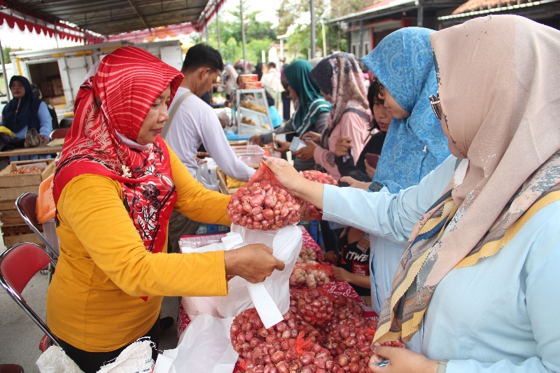 MURAH: Warga membeli kebutuhan pokok murah dalam kegiatan Gerakan Pangan Murah di Lapangan Dwi Sapta, Kalurahan Ringinharjo, Kapanewon Bantul, Selasa (28/11). (Gregorius Bramantyo/Radar Jogja)
