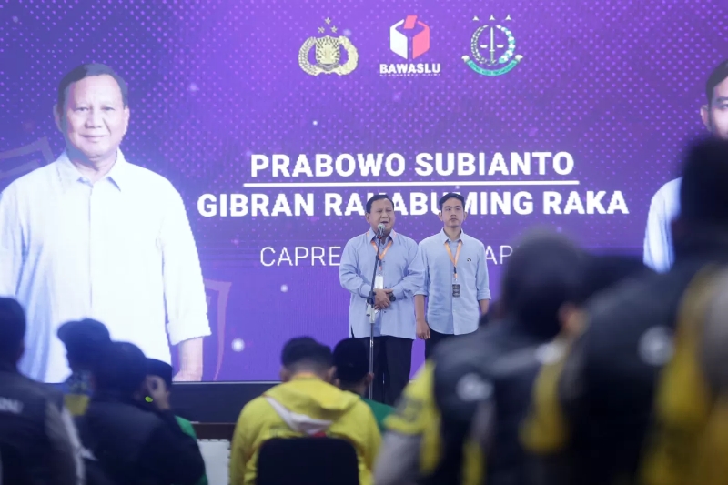 SIAP: Capres-Cawapres Prabowo Subianto dan Gibran Rakabuming Raka memberi sambutan dalam Rakornas Gakkumdu) di Jakarta, Senin (27/11/2023). (DERY RIDWANSAH/JAWAPOS.COM)