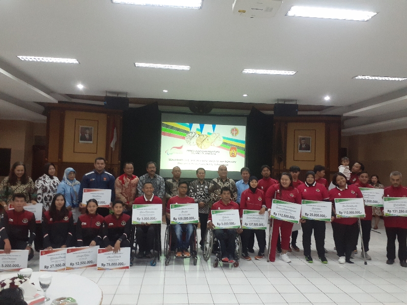 APRESIASI: Wagub DIY Paku Alam X, Kepala Disdikpora DIY Didik Wardaya, dan Ketua Umum KONI DIY Djoko Pekik Irianto bersama atlet di Kantor Disdikpora DIY Selasa (28/11). (RIZKY WAHYU/RADAR JOGJA)