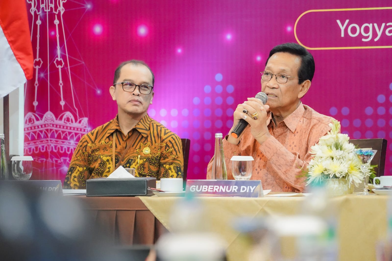 TEKAN INFLASI: Gubernur DIY Hamengku Buwono X pada High Level Meeting TPID DIY di Hotel Rohan Selasa (28/11). (foto: Humas Provinsi DIY/Radar Jogja)