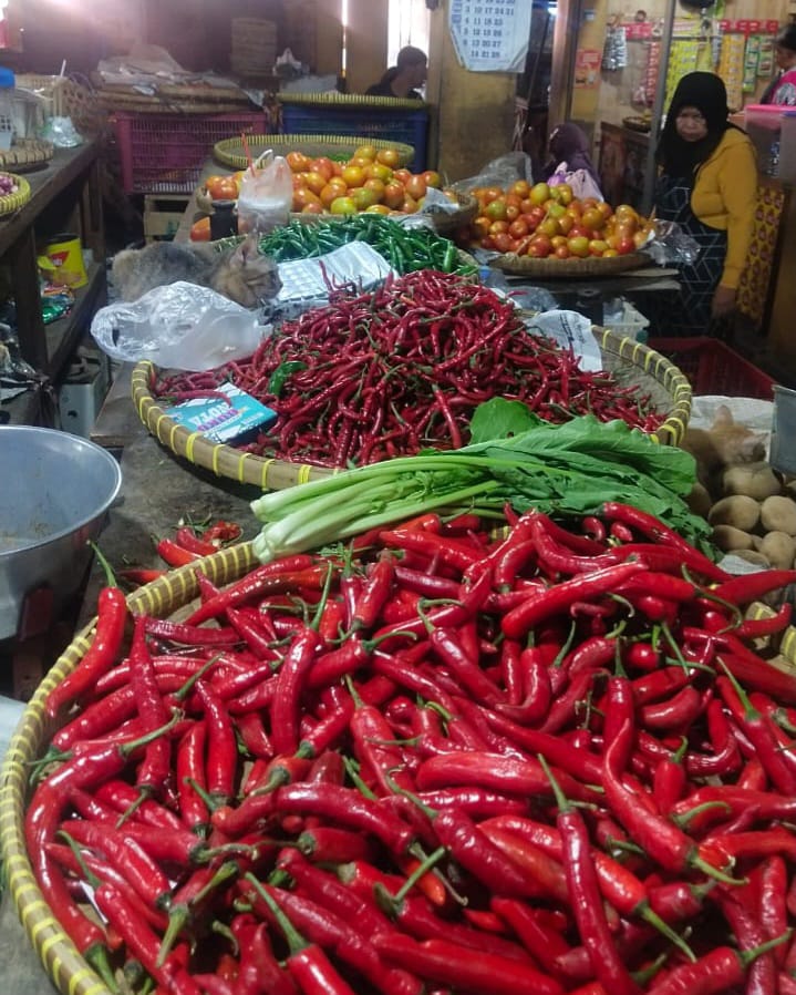 Harga cabai masih fluktuatif di Jogjakarta (29/11/2023). Musim penghujan bisa menyebabkan harga cabai makin melonjak. (Foto: Winda Atika/Radar Jogja)