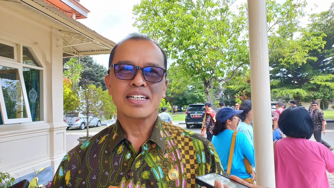 MASIH PEDAS: Sekprov DIY Beny Suharsono di Kompleks Kepatihan. (FOTO: Winda Atika Ira P/Radar Jogja)