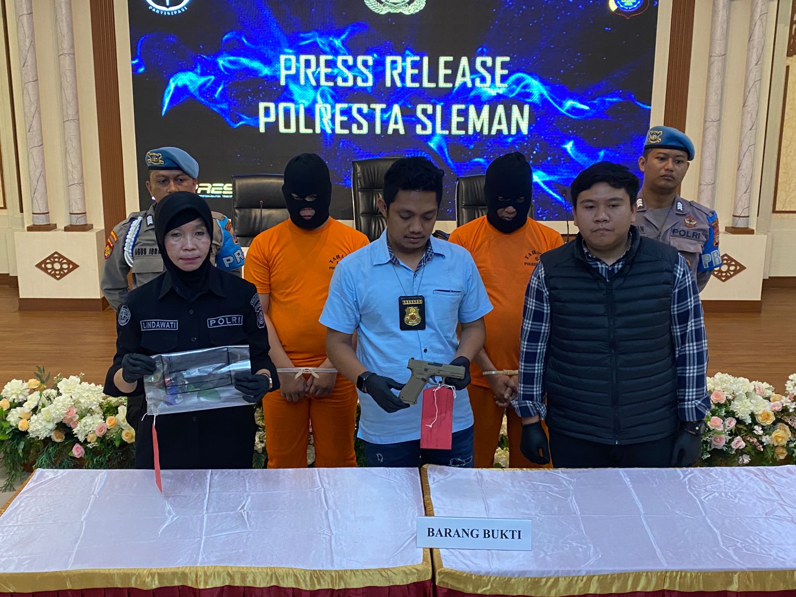 PERTIKAIAN: Jumpa Pers kasus tindak pidana di muka umum bersama-sama melakukan kekerasan terhadap orang pada Rabu (29/11) di Polresta Sleman. (Foto: Agung Dwi Prakoso/Radar Jogja)