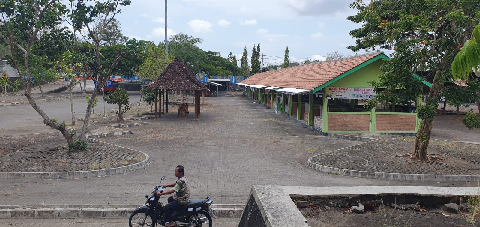 TAK ADA AKTIFITAS - Suasana pusat kuliner yang dikelola asosiasi pedagang kaki lima (APKLI) Gunungkidul di area parkir Terminal Dhaksinarga Wonosari nampak kosong Rabu (29/1)  &nbsp;